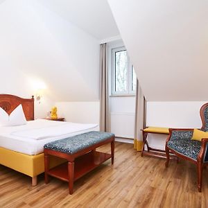 Zimmer mit Kingsize-Bett